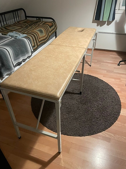 Tukeva rautainen hierontapöytä