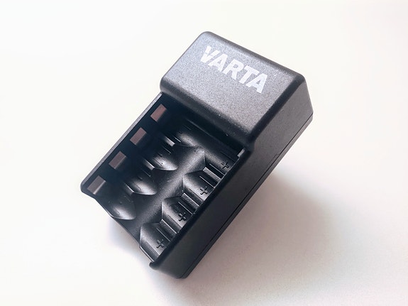 Varta NiCd akkulaturi 1-4 AA paristolaturi
