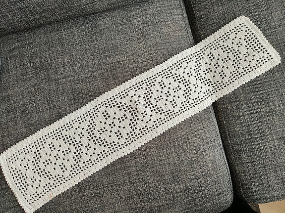 Valkoinen uusi käsin virkattu pitsi, pitsiliina tai pitsilkappa 15x70 cm puuv.