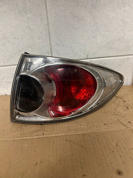 Mazda 6 farmarin oikeanpuolen takavalo