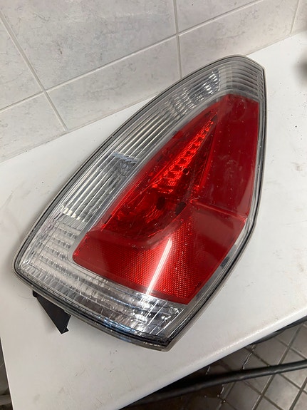 Mazda 5 oikeanpuolen takavalo