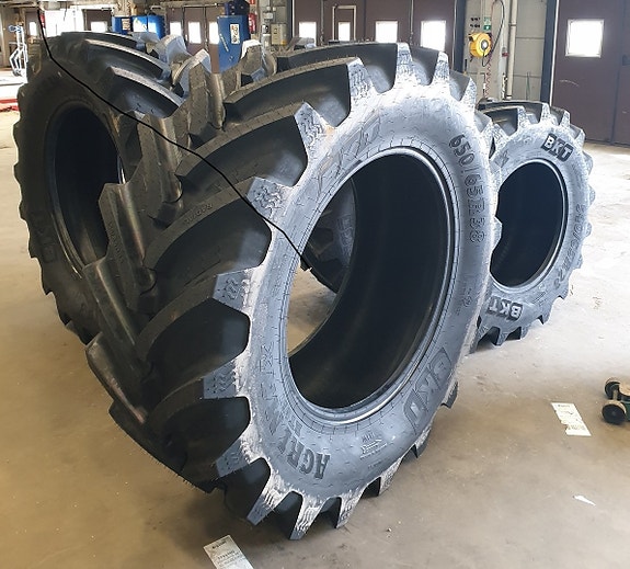 BKT renkaat 540/65R30 ja 650/65R42 AGRIMAX RT 657