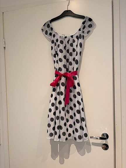Ihana juhlamekko / pallomekko 146/152 cm