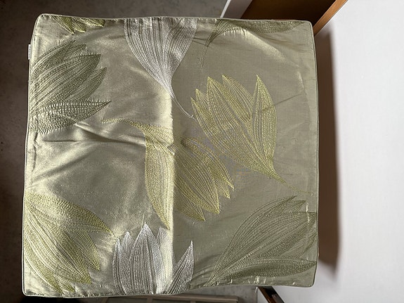 Pentik vihreä silkkityynynpäällinen