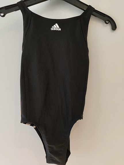 Adidas uikkarit 116 koko