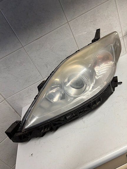 Mazda 5 vasen ajovaloumpio