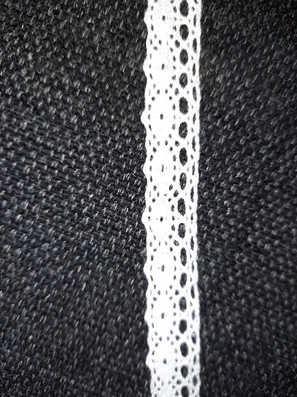 Valkoinen pitsi  , reunapitsi 700cm ja 260cm