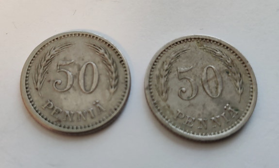50 penniä kuparinikkeliä vuosilta 1923 1 kpl ja 1936 1 kpl