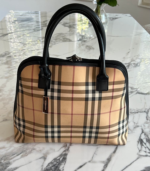 Ruudullinen Burberryn käsilaukku