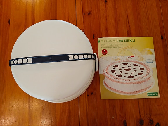 Tupperware iso ja korkea kakkukupu sekä mallit kakun koristeluun