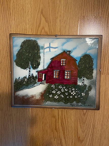 ARABIA ヘルヤ \"Punainen tupa ja perunamaa\" Heljä Liukko-Sundström, punainen tupa ja perunamaa. | GalleryTarvainen