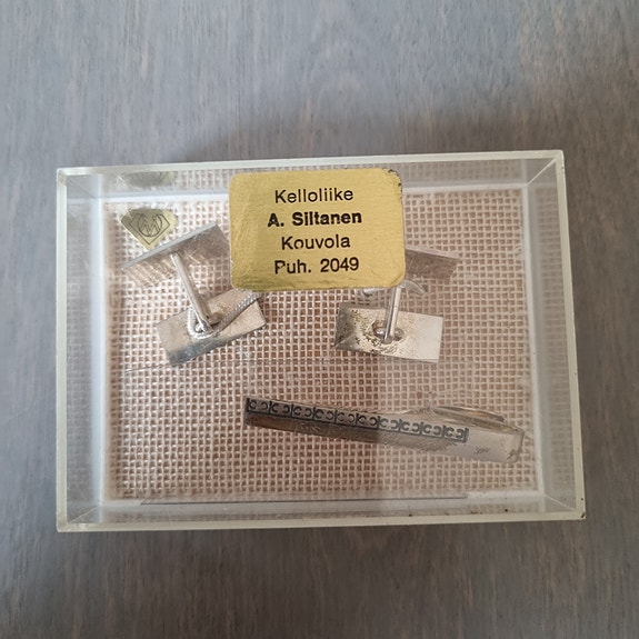Hopeiset kalvosinnapit ja solmioneula