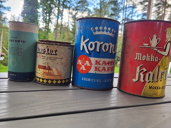 Vanhoja peltipurkkeja