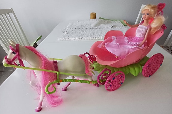Barbie nukke, hevonen ja kärryt