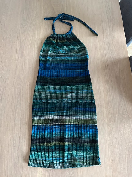 Sinimusta uusi rib mekko