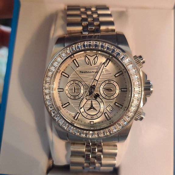 Kello kristalleilla, Invicta/TechnoMarine