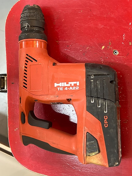 HILTI Akkuporavasara ja Pölynpoistojärestelmä