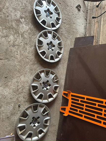 Volvo OEM pölykapselit 16”