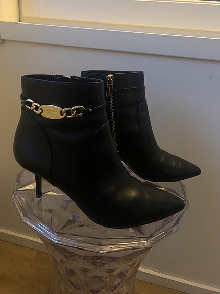 Michael Kors hyväkuntoiset mustat nahka nilkkurit 37
