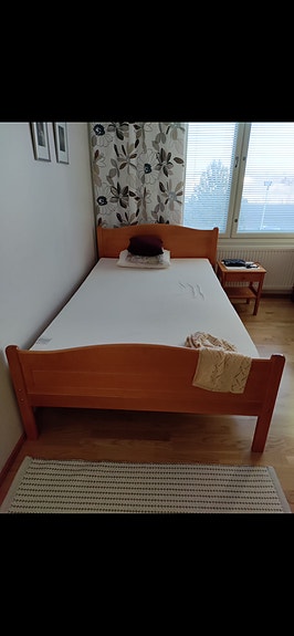 120cm Koivu Susanna sängynrunko ja yöpöytä + patjat