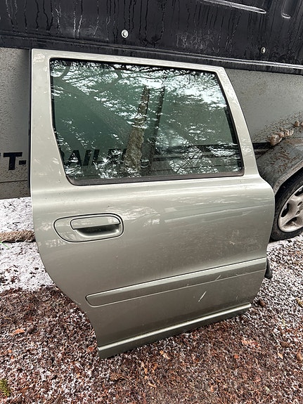 Volvo V70 mk2 Facelift oikeanpuolen takaovi