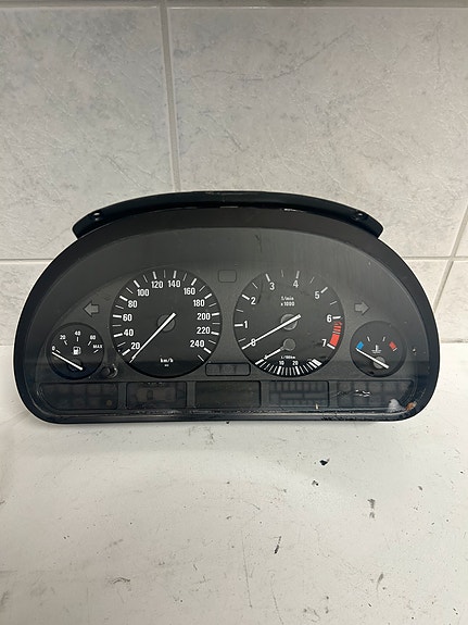 BMW X5 bensan mittaristo