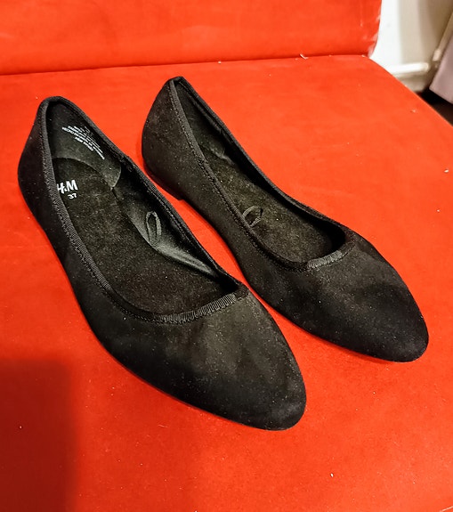 Mustat HM ballerinat 37