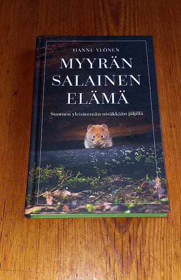 Myyrän salainen elämä : Suomen yleisimmän nisäkkään jäljillä / Hannu Ylönen