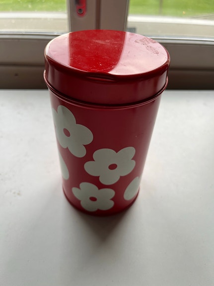 Aarikka peltipurkki kukkaset