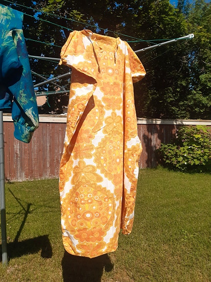 Retro tekstiili kangas päällisenä ommeltu vintage 70-luku 60-luku
