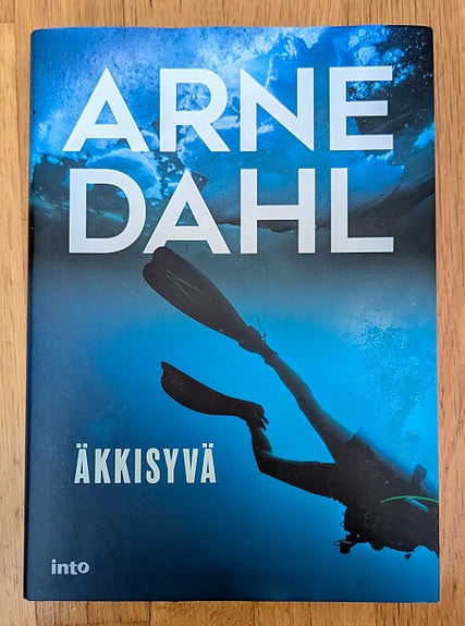 Äkkisyvä, Arne Dahl