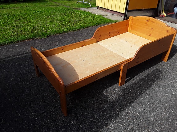 Lasten jatkettava puinen sänky