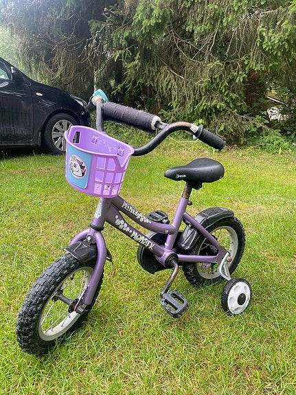 Kaksi lasten polkupyörää 12#