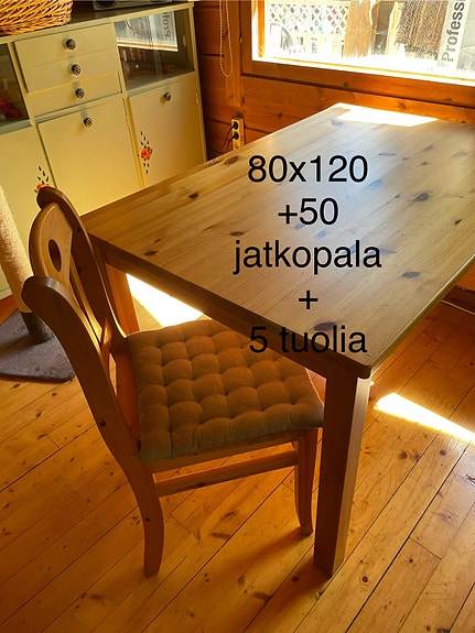 Ruokailuryhmä pöytä ja 5 tuolia