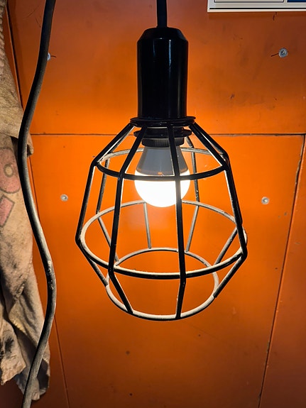 Musta valaisin - Industrial lights