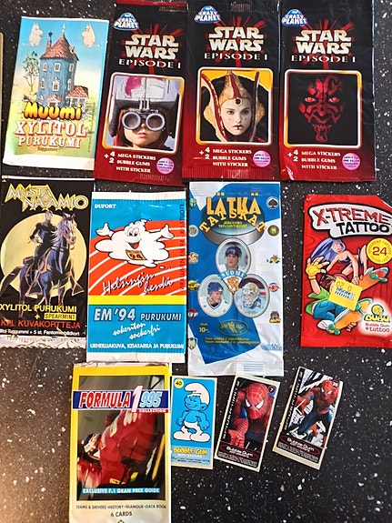 Vanhat purkka paketit ja tarrat muumi, Mustanaamio, star Wars yms