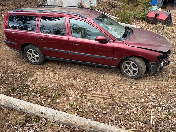 Volvo V70 -03 myydään osina