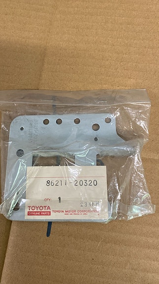 Toyota radion kiinnityslevy 86211-20320