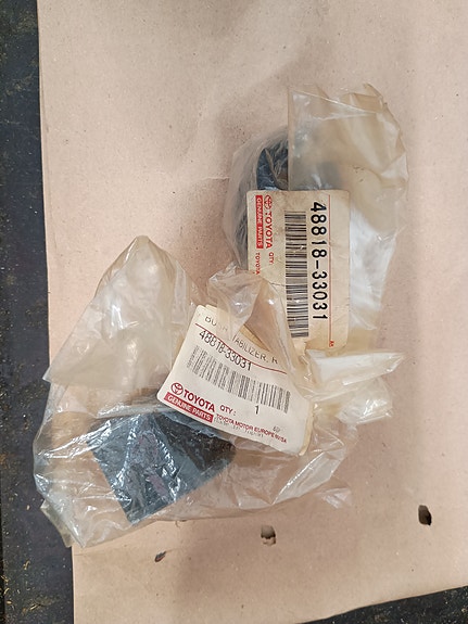 Toyota kallistuksenvakaajan ja korin välinen kumi 48818-33031