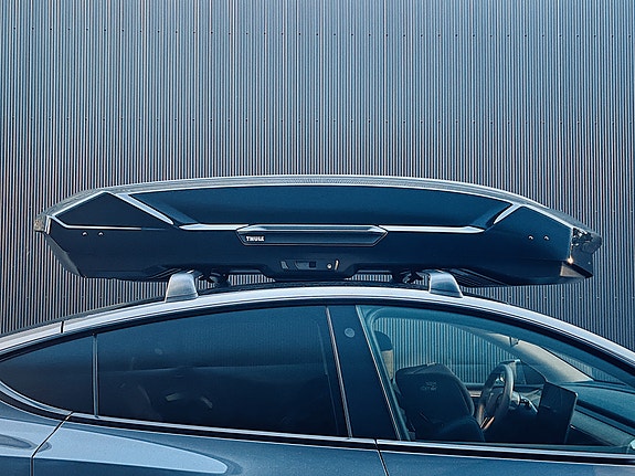Vuokrattavana: Thule Motion XT XXL suksiboksi + Model Y kattotelineet