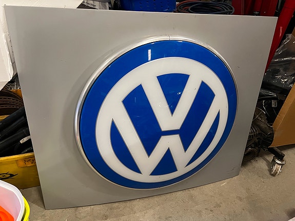 Vanha VW valomainos kyltti