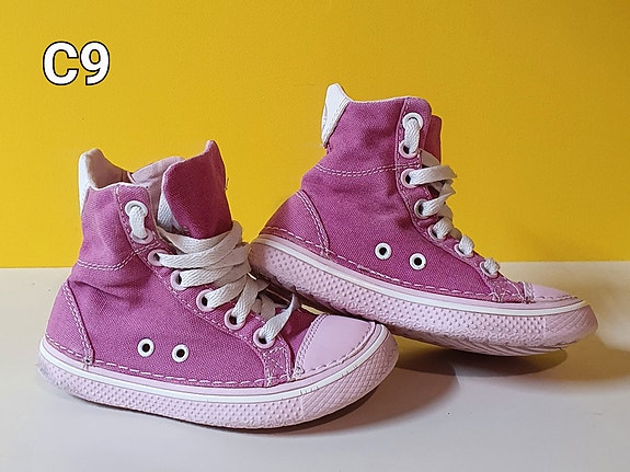 25 * Crocs - Nilkkurit