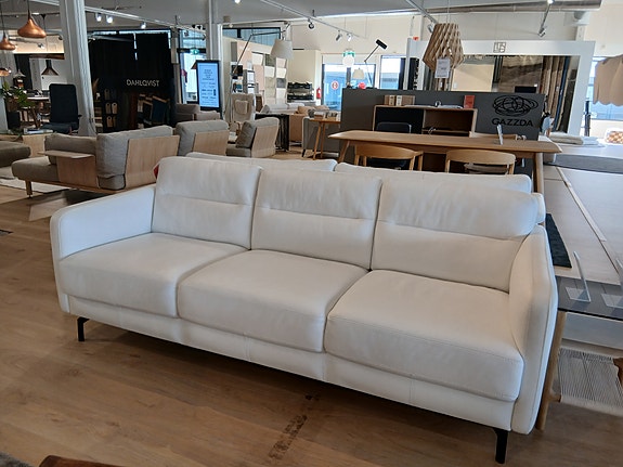 Cosmos-sohva, 3-istuttava, 7016 valkoinen nahka (OVH 3153 EUR)