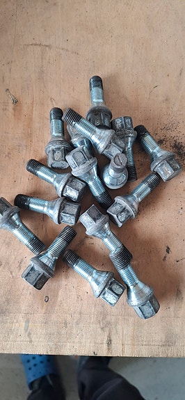 Peltivanteiden pultit 16 kpl, Peugeot/Citroën