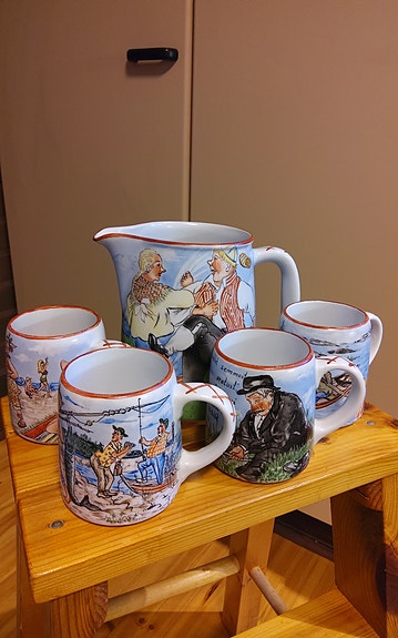 Arabian kaadin ja neljä mukia.
