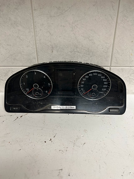 Audi A4 B6 bensan mittaristo