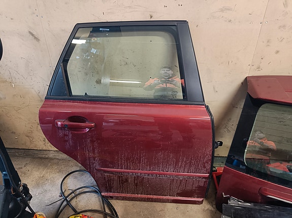 Volvo V50 D2 oikea taka ovi
