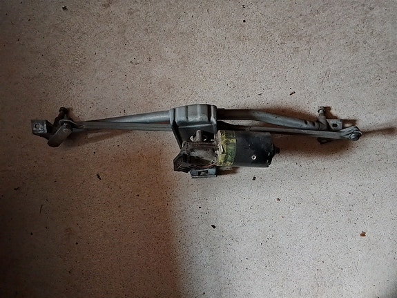Audi 80 B4 -pyyhkijänmoottori ja pyyhinmekanismi