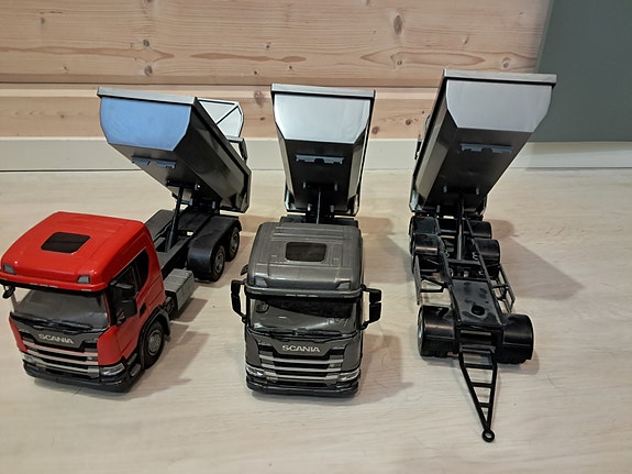 Kaksi Emek sora-autoa harmaa ja punainen yhdella perävaunulla