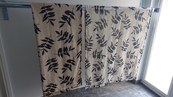 Beige-mustat verhot